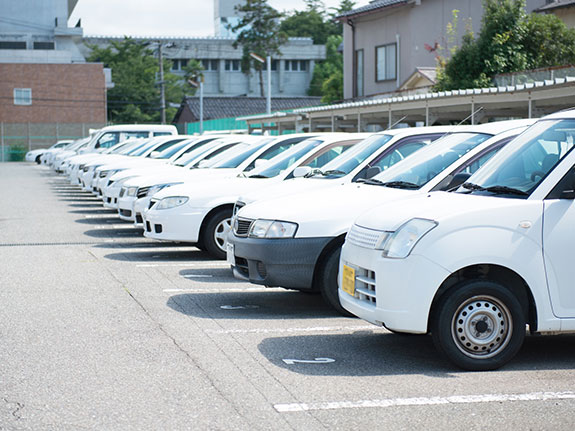 殺風景な、コンクリートの駐車場、おしゃれに、明るくしたい！