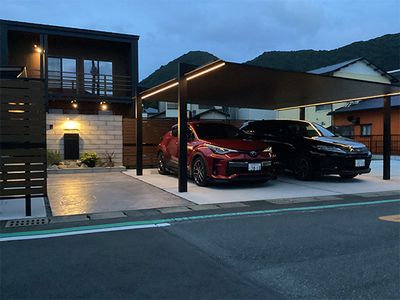 【伊豆のモダン外構】道路からの視線も美しく。建物とカーポートSC（木調色）が調和する、光の邸宅デザイン