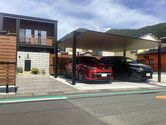 【伊豆のモダン外構】道路からの視線も美しく。建物とカーポートSC（木調色）が調和する、光の邸宅デザイン